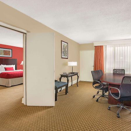 Ramada Plaza By Wyndham Fayetteville Fort Bragg Area Zewnętrze zdjęcie
