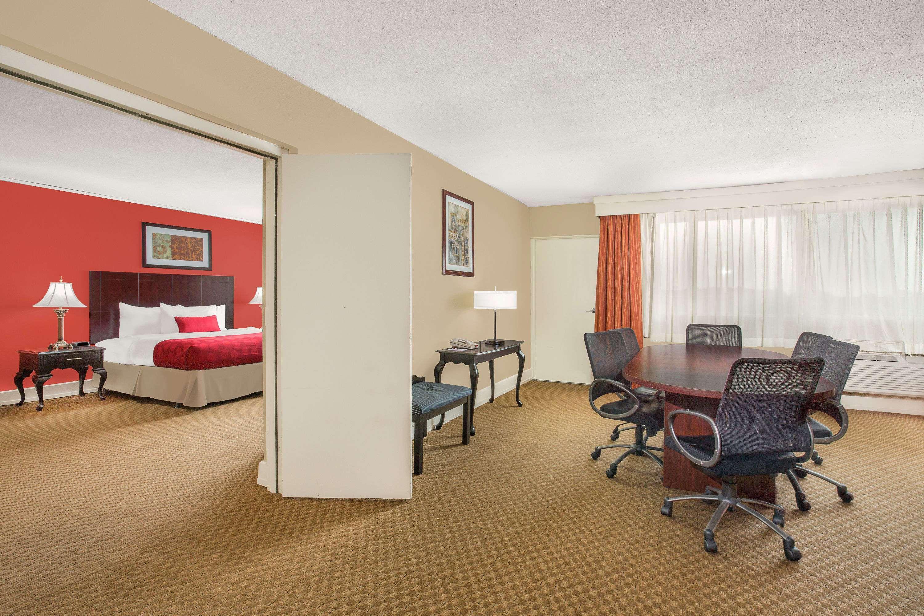Ramada Plaza By Wyndham Fayetteville Fort Bragg Area Zewnętrze zdjęcie