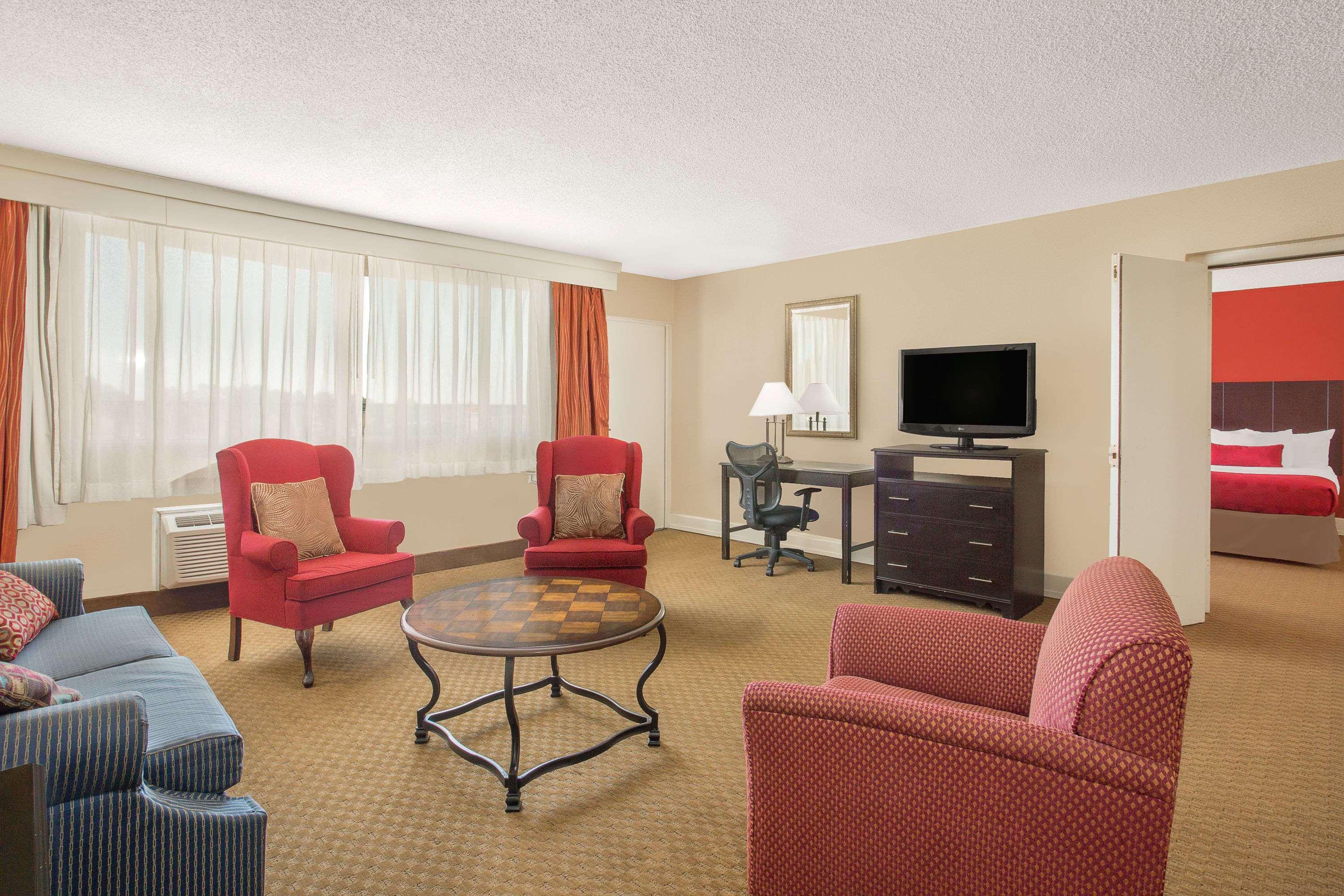Ramada Plaza By Wyndham Fayetteville Fort Bragg Area Zewnętrze zdjęcie