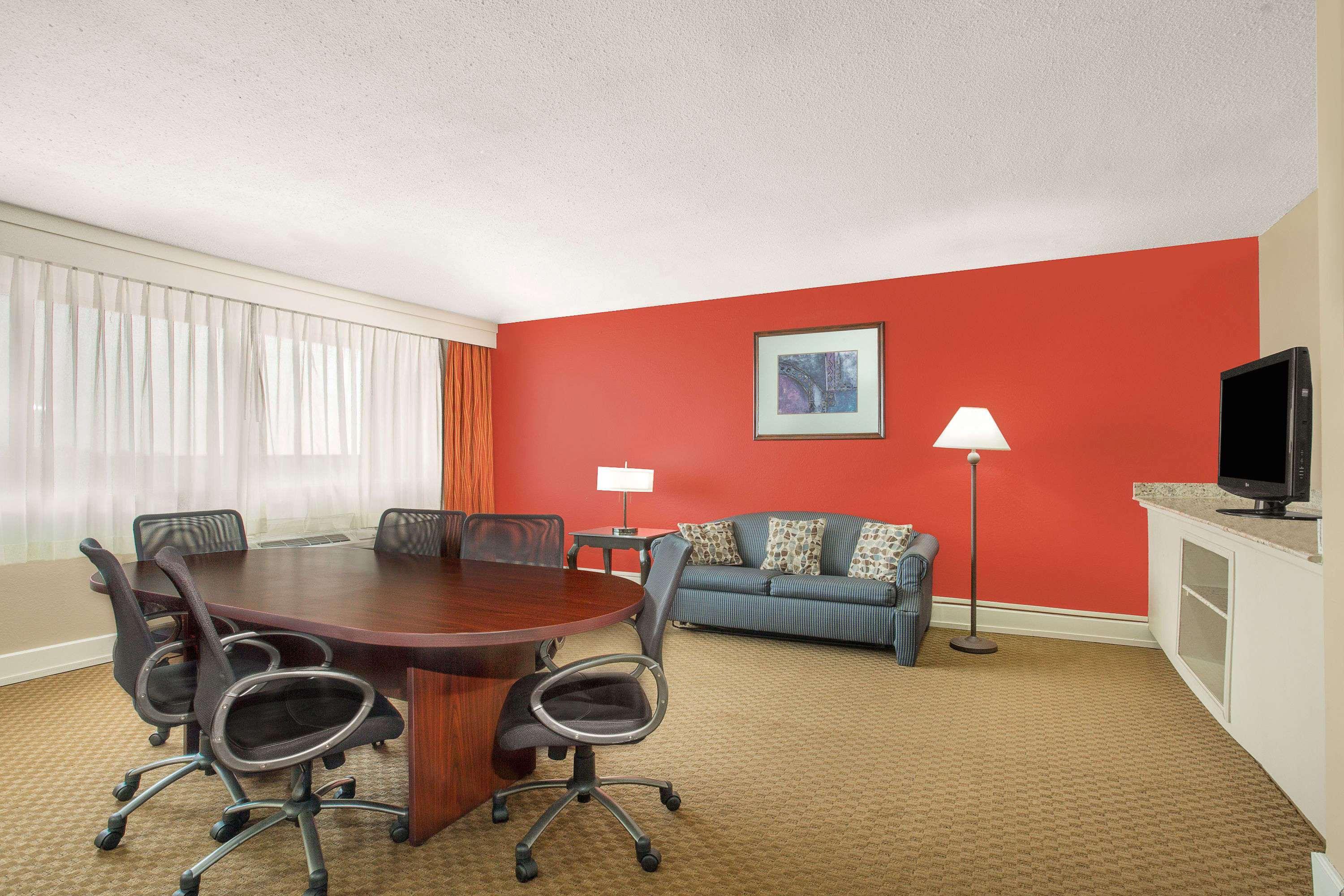 Ramada Plaza By Wyndham Fayetteville Fort Bragg Area Zewnętrze zdjęcie
