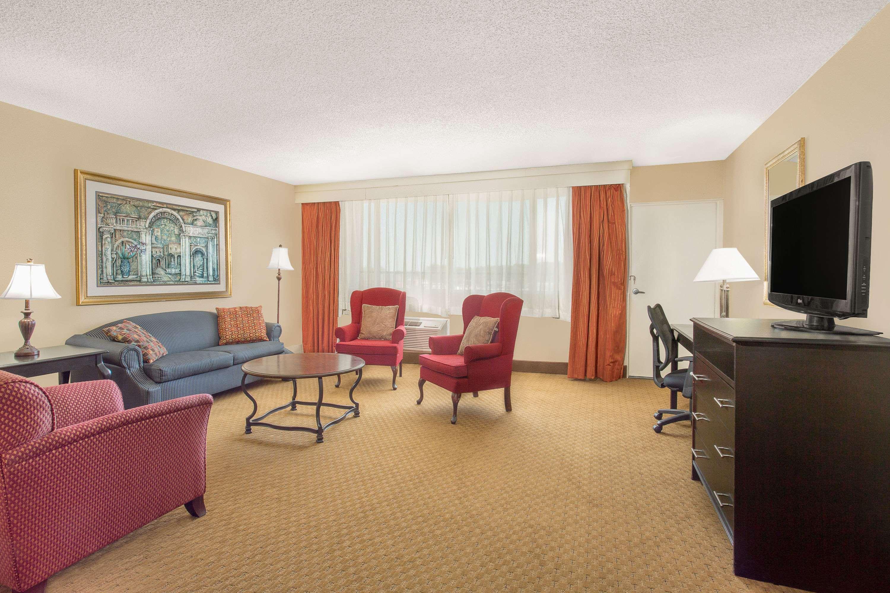 Ramada Plaza By Wyndham Fayetteville Fort Bragg Area Zewnętrze zdjęcie